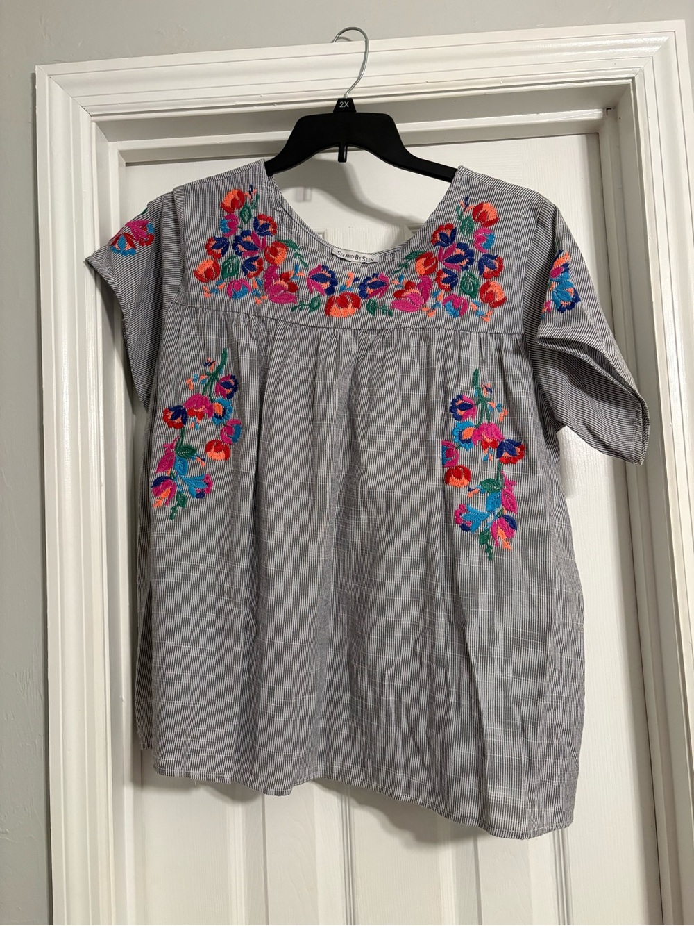 Gray Embroidered Floral Short-Sleeve Blouse